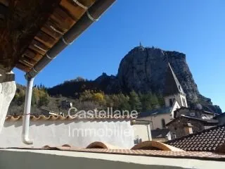 Maison de village avec terrasse et garage centre ancien