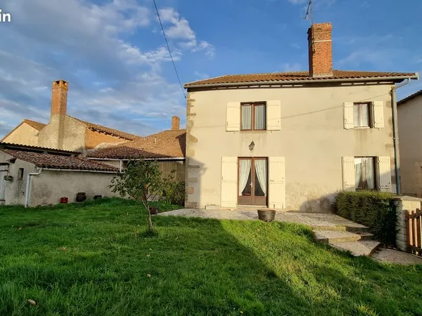 En Haut-Limousin joli corps de ferme au fort potentiel dans un village typique et préservé