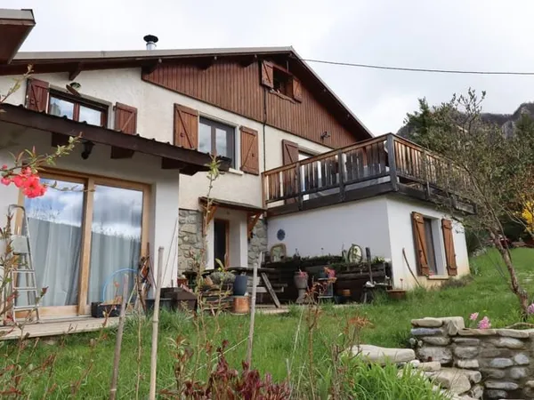 Beau chalet ensoleillé avec jardin fleuri