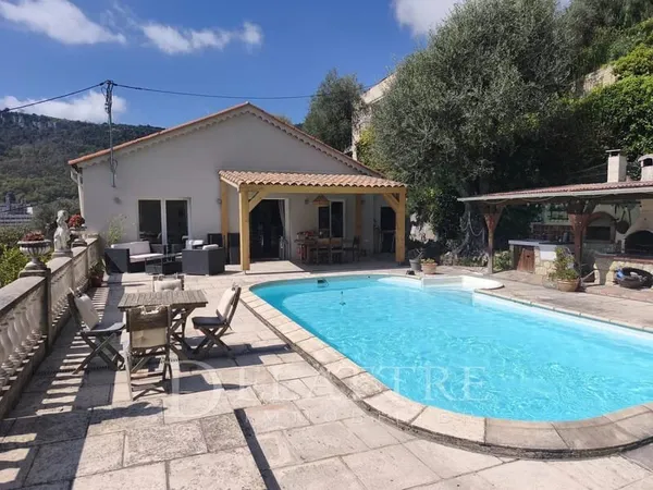 Le Bar sur Loup A pied au village !