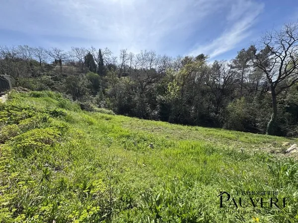 RARE- A VENDRE TERRAIN 1209 m2 à Opio à 409 000 EUR entièremen