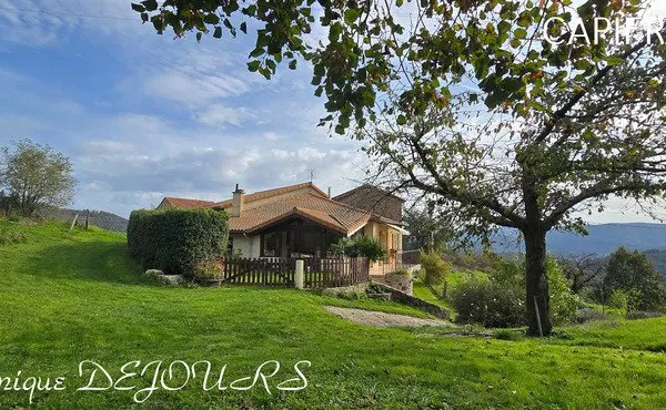 Tènement immobilier : 2 habitations et un ancien hangar agricole - 6200m² autour de la maison + bois