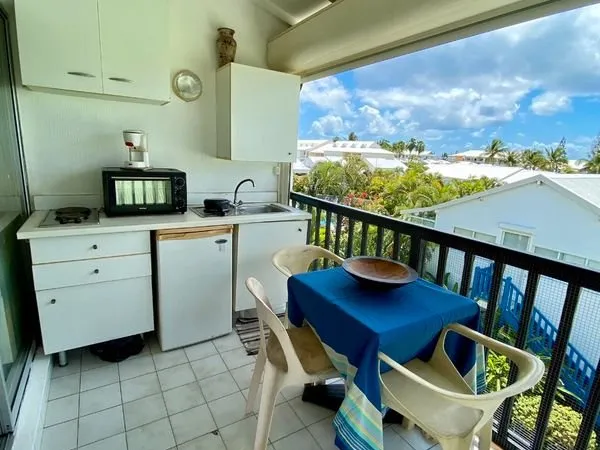 Joli studio idéalement situé dans une petite résidence calme et sécurisée avec piscine et beau jardi