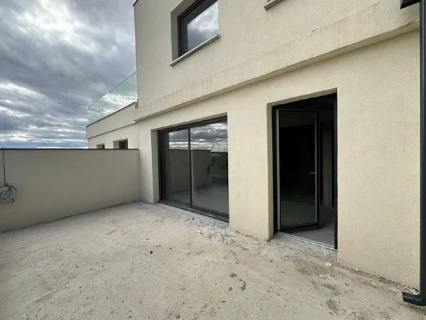 Plateau à aménager avec Terrasse, Cave et Parking