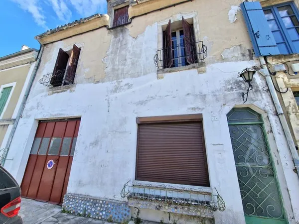 Maison de ville à rénover avec beaucoup de potentiel !