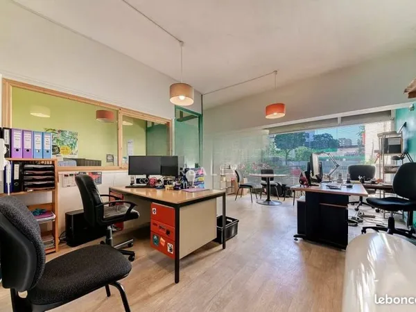 Direct vendeur, local commercial en RDC à Villeurbanne . 114 m². Grande vitrine avec rideau métalliq