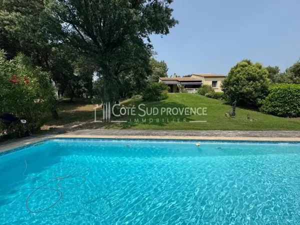 VILLA VENASQUE PISCINE ET GRANDS GARAGES