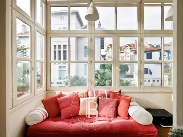 BIARRITZ - SAINT CHARLES, APPARTEMENT AVEC TERRASSE DANS BELLE DEMEURE ANCIENNE