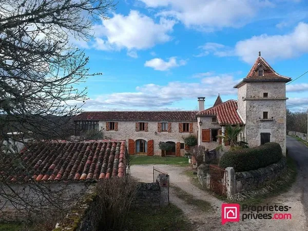 Authentique maison en pierre avec pigeonnier, dépendance et piscine