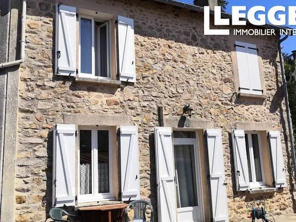 Une jolie maison en pierre de 4 chambres avec une superbe piscine, une salle à manger extérieure et 