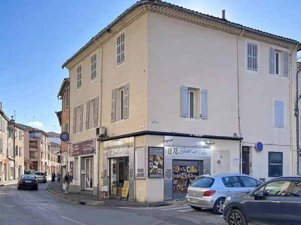 À vendre - Immeuble de rapport en plein centre-ville d'Aubagne, rue de la République