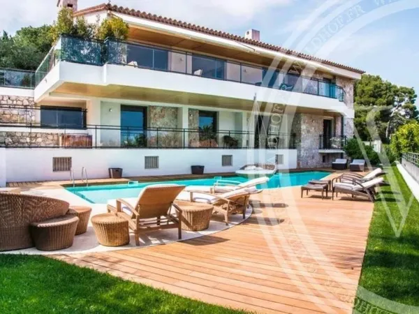 Villa d'Architecte Vue Mer - Élégance et Volumes au Coeur de Sain