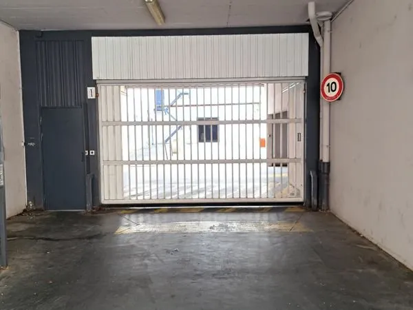 Garage parking moto