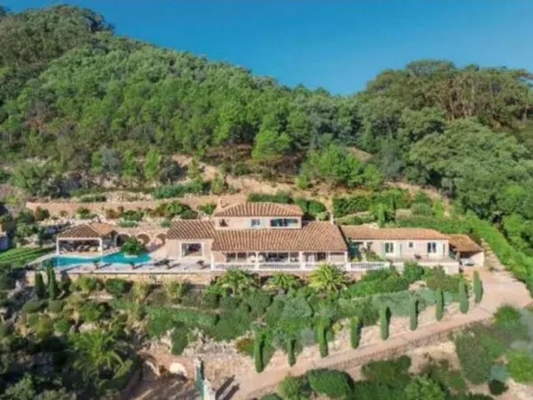 VILLA DE 396M2 VUE FEERIQUE MER JARDIN 4500M2 PISCINE