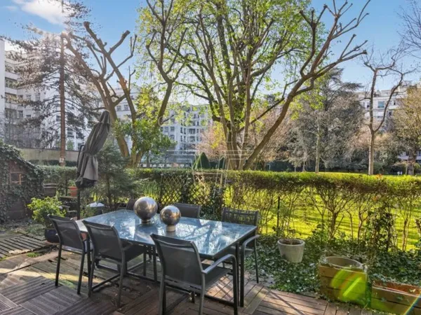 NEUILLY BAGATELLE - REZ DE JARDIN