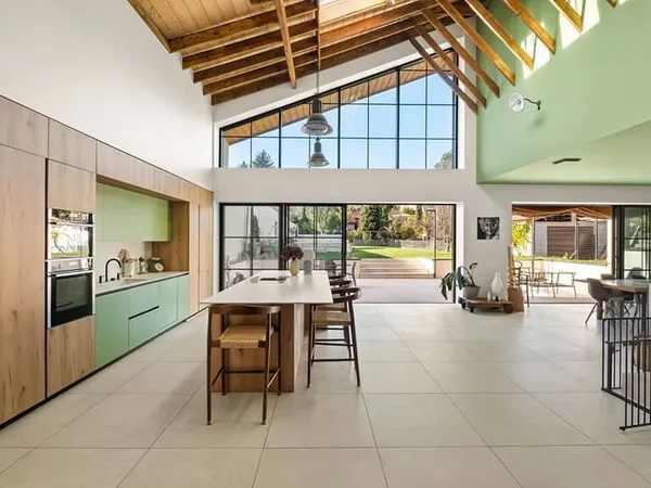 La renaissance d'une usine en maison d'architecte au coeur de Charly