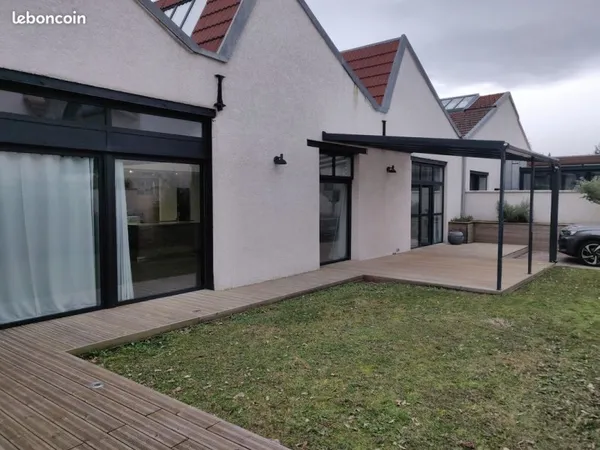 Loft Moderne de 200m² avec Terrasse et Parking - Disponible dès Mai