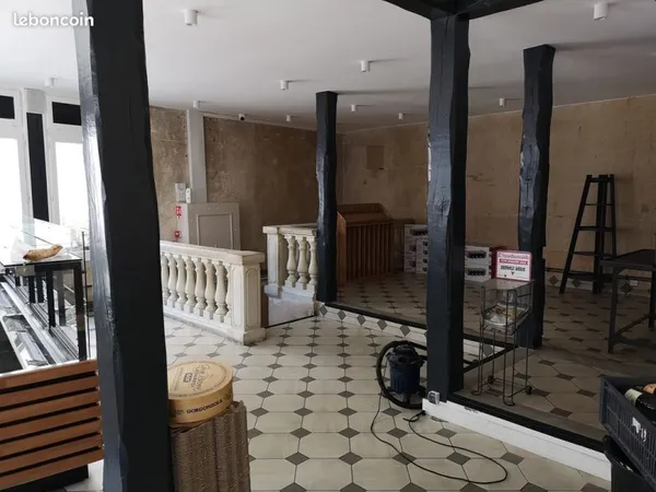Local 251 m² Crépy-en-Valois
