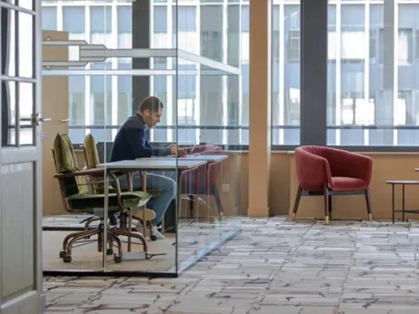 Bureau et espace de travail Vente Courbevoie   372€