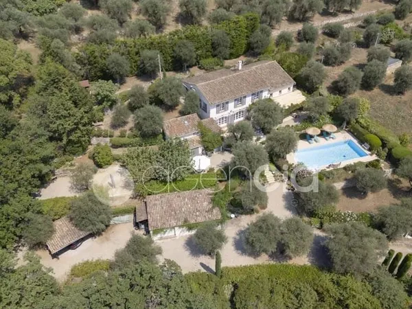 Maison 10 pièces 270 m²