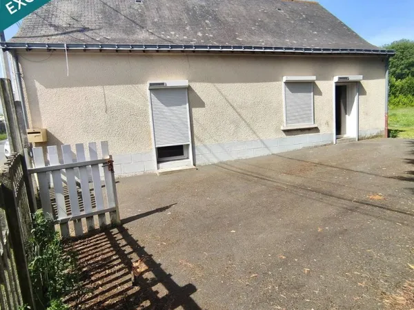 Maison avec grand terrain.