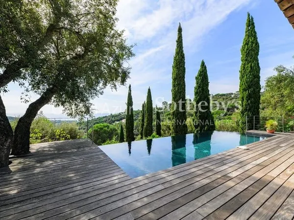 Propriété contemporaine avec vue mer et deux piscines à vendre à