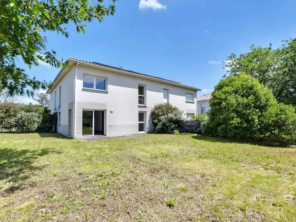 Appartement T4 en duplex avec grand jardin et garage à St-Simon