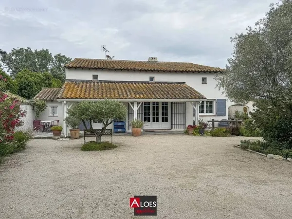 Maison proche Aigues-Mortes 6 pièces