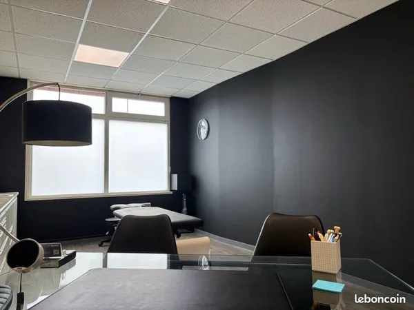 Bureau de 22 M carrés bd de Valmy (face Auchan V2)