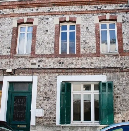 entre le centre-ville et plage à FECAMP, maison briques et silex avec cour