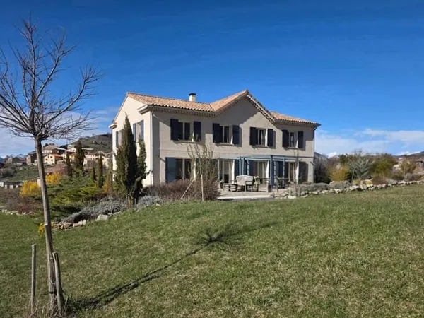 Maison de 9 pièces de 285 m² située à Piégut