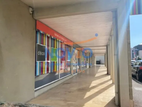 Local 838 m²