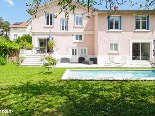Maison rénovée avec jardin, dépendances et piscine