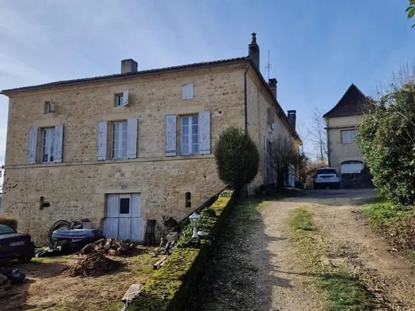 Propriété en pierre dans un bourg du Périgord Noir