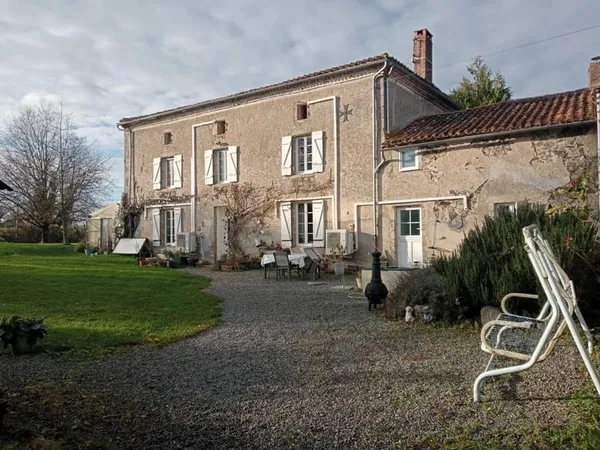 Ferme de caractère avec 4 à 5 chambres, 1,5 hectares de terrain et possibilité de gîte
