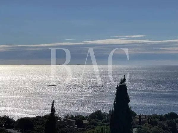 Sainte-Maxime, superbe propriété moderne de 2 villas avec vue mer panoramique.