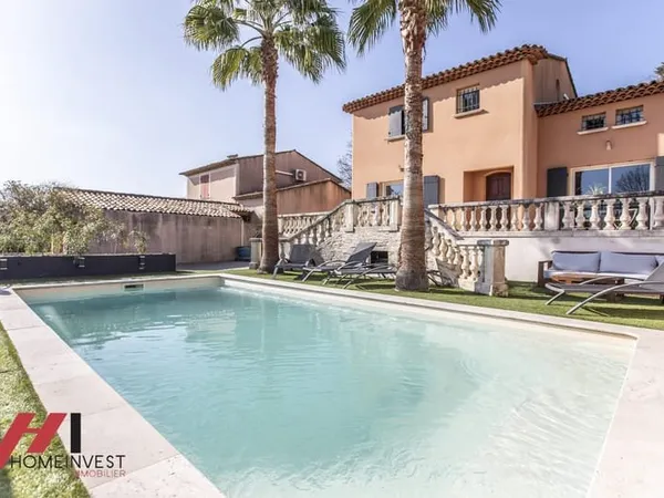 Villa de caractère avec piscine chauffée - 210 m2 de surface