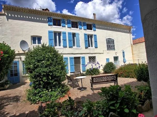 PEPIEUX: Une grande maison de ville, avec piscine dans centre ville