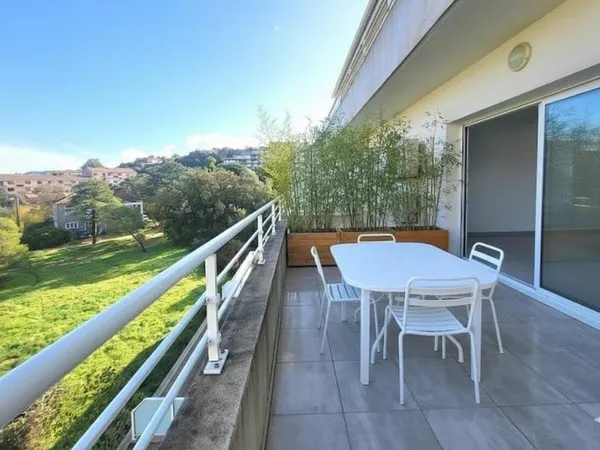 Appartement lumineux et récent avec terrasse Est, vue dégagée et piscine dans la résidence, à deux p