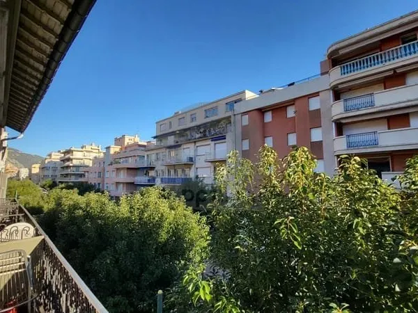 Menton - Appartement 4 Pièces avec deux balcons