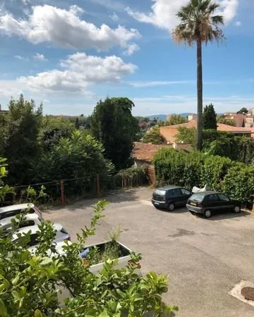 Loue f2 grasse bd crouet vide