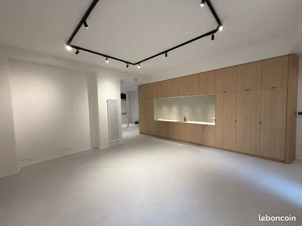 Local Commercial Alma Marceau