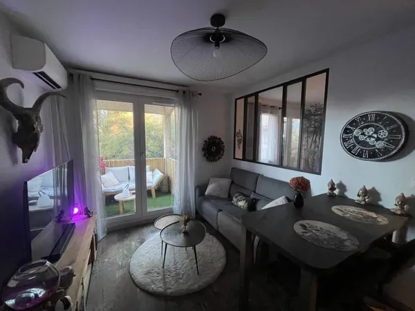 A VENDRE LA SEYNE SUR MER 83500 SUPERBE APPARTEMENT T2 RENOVE DERNIER ETAGE