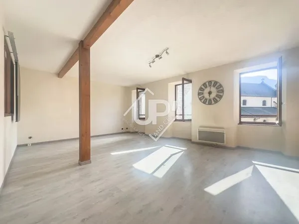 Spacieux T2 avec beaux volumes dans une petite copropriété