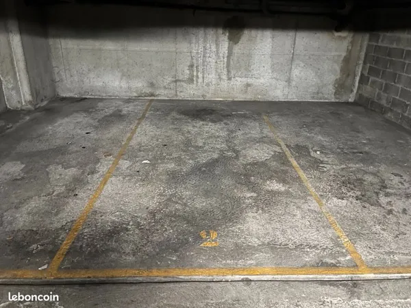 Parking souterrain à louer Monplaisir-Lumière Lyon (portail électrique sécurisé) à 90 euros