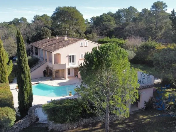 Maison vue dégagée sur les collines