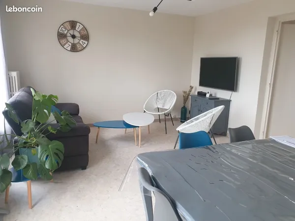 Chambre en Coloc sérieuse - salle de bain et balcon individuels - dans belle maison proche ENISE / C