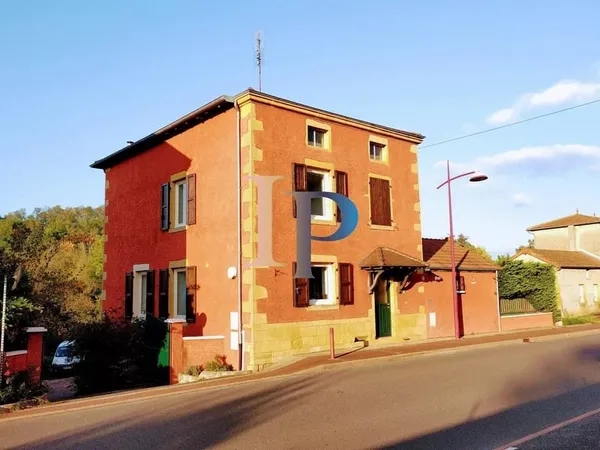 5 mn CHARLIEU MAISON DE VILLAGE RENOVEE