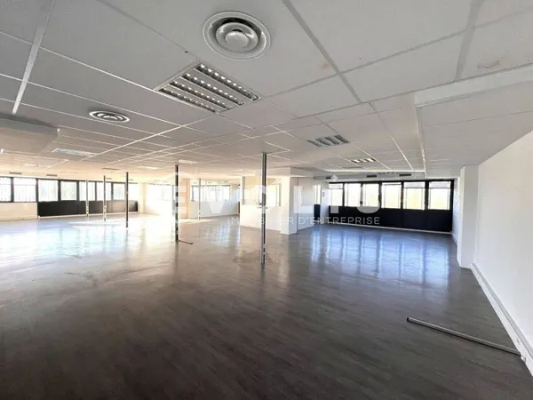 Bureaux 1143 m²