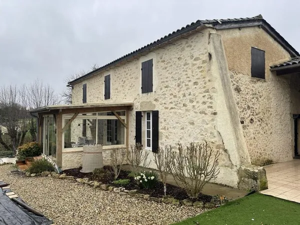 Maison en pierre, 3 chambres, 1 bureau, 2 Sdb/Wc, piscine, puits, jardin et vue dégagée